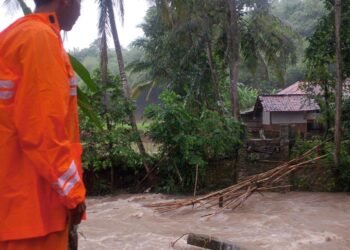 Jembatan Penghubung Bogor-Karawang Ambruk Diterjang Banjir