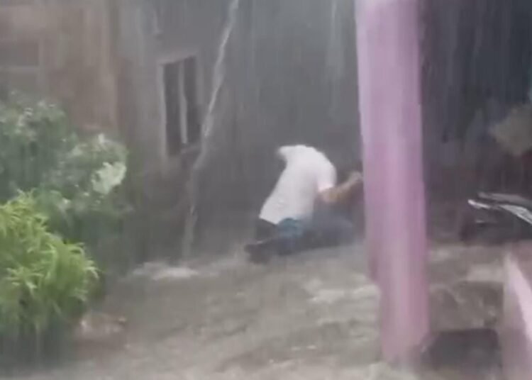 Banjir Tumpah ke Rumah, Warga Pasir Jambu Sukaraja Histeris