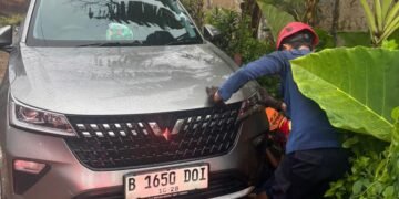 Mobil Sedan Terperosok ke Saluran Air di Cibinong, Damkar Evakuasi