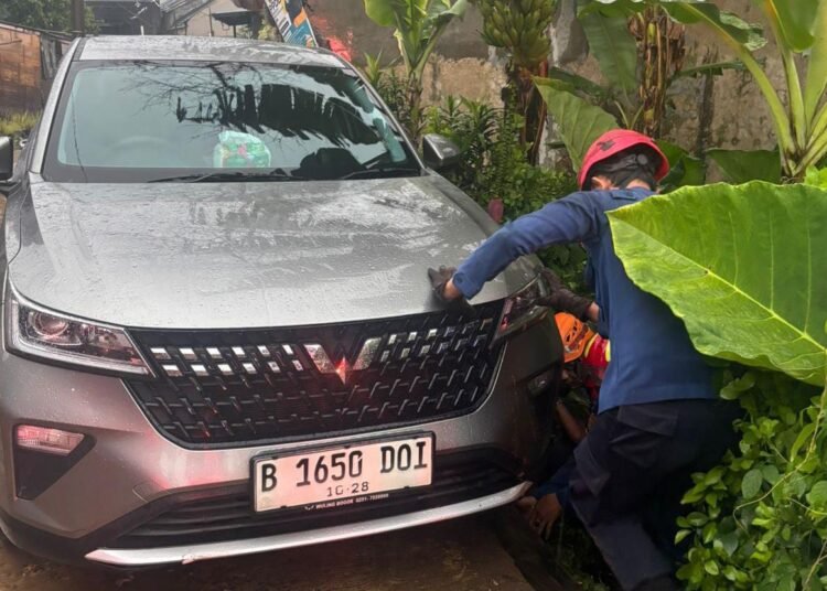 Mobil Sedan Terperosok ke Saluran Air di Cibinong, Damkar Evakuasi