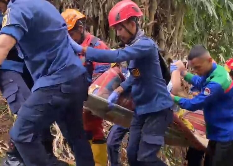 Wanita Obesitas di Cibinong Dievakuasi Damkar ke Rumah Sakit