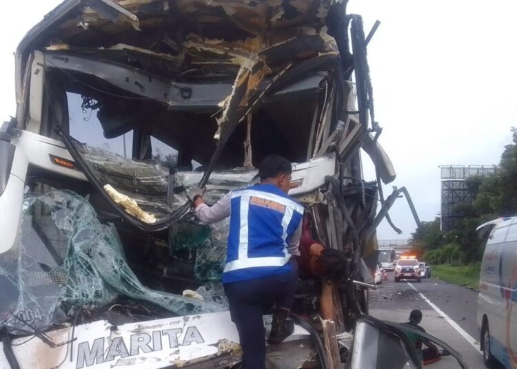 Bus dan Truk Kecelakaan di Tol Jagorawi, Kernet Alami Luka