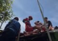 Lansia di Bojonggede Berjam-jam Tak Bisa Turun dari Atap Rumah, Damkar Evakuasi