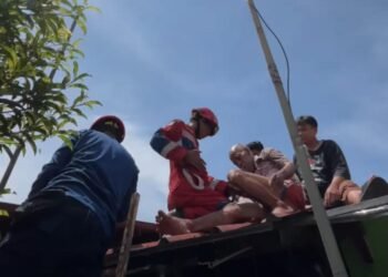 Lansia di Bojonggede Berjam-jam Tak Bisa Turun dari Atap Rumah, Damkar Evakuasi