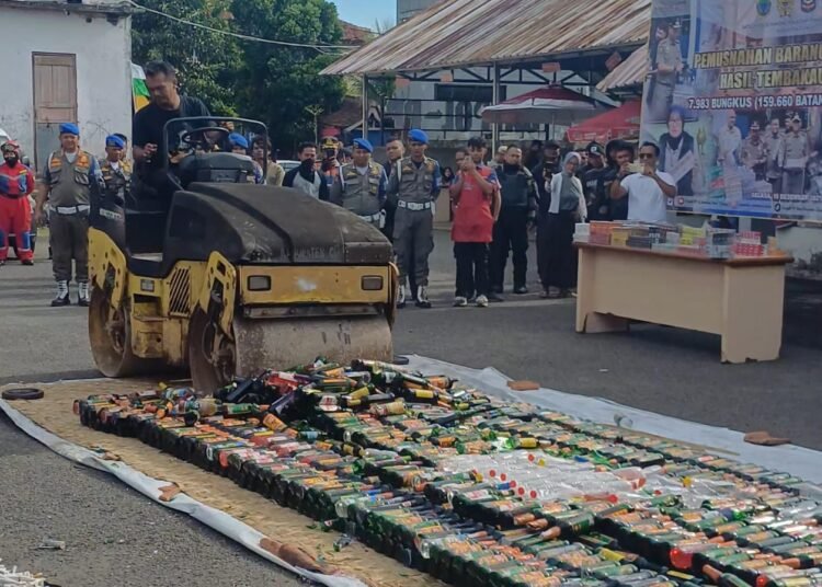 Pemkab Cianjur Musnahkan Ribuan Botol Miras dan Ratusan Ribu Batang Rokok Ilegal
