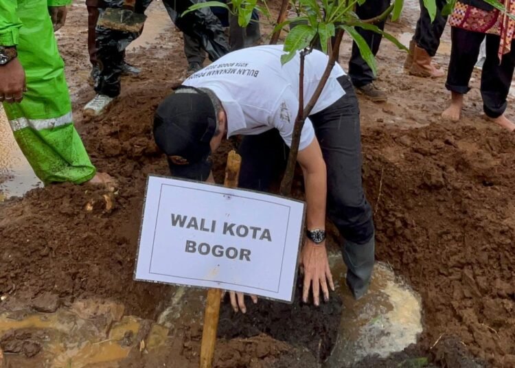 Ramai-ramai Tanam Pohon di Lokasi Kantor Pemerintahan Terpadu Kota Bogor 