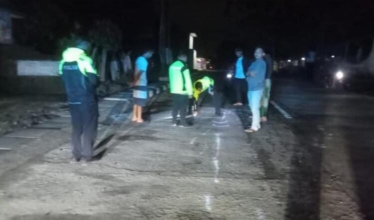 Tabrak Tumpukan Pasir, Pemotor di Parungpanjang Tewas Tertabrak Tronton