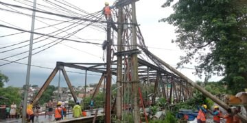 Tiang Listrik di Kota Bogor Roboh Tergerus Longsor, 2 Orang Terluka