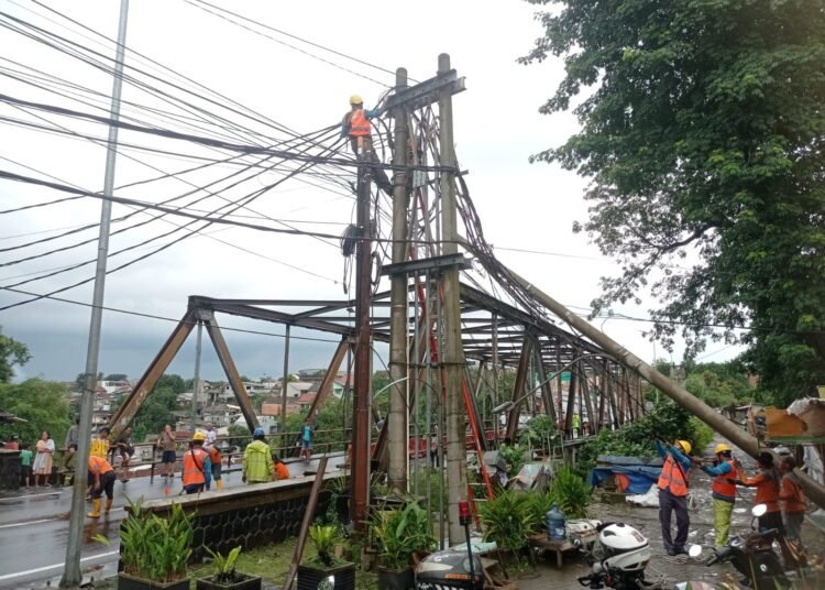 Tiang Listrik di Kota Bogor Roboh Tergerus Longsor, 2 Orang Terluka