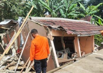 Rumah Ambruk di Ciampea, Satu Orang Luka Tertimpa Reruntuhan