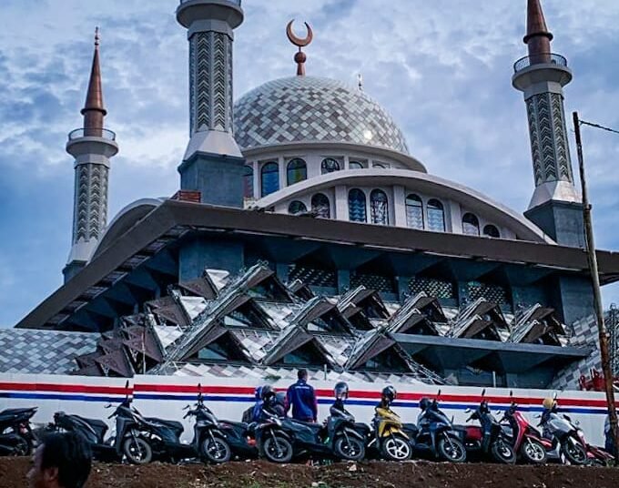 Tempat Parkir Jadi PR Pemkab Pasca Masjid Nurul Wathon Digunakan