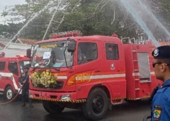 Disambut Tradisi Penyemprotan Air, Pemkab Cianjur Terima Mobil Damkar Hibah