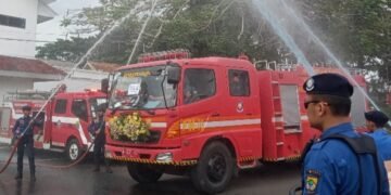 Disambut Tradisi Penyemprotan Air, Pemkab Cianjur Terima Mobil Damkar Hibah