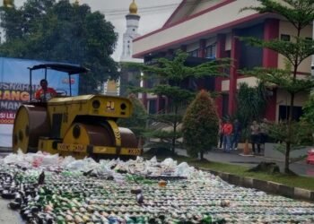 Jelang Pergantian Tahun, 9.873 Botol Miras Ilegal Dimusnahkan