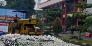 Jelang Pergantian Tahun, 9.873 Botol Miras Ilegal Dimusnahkan