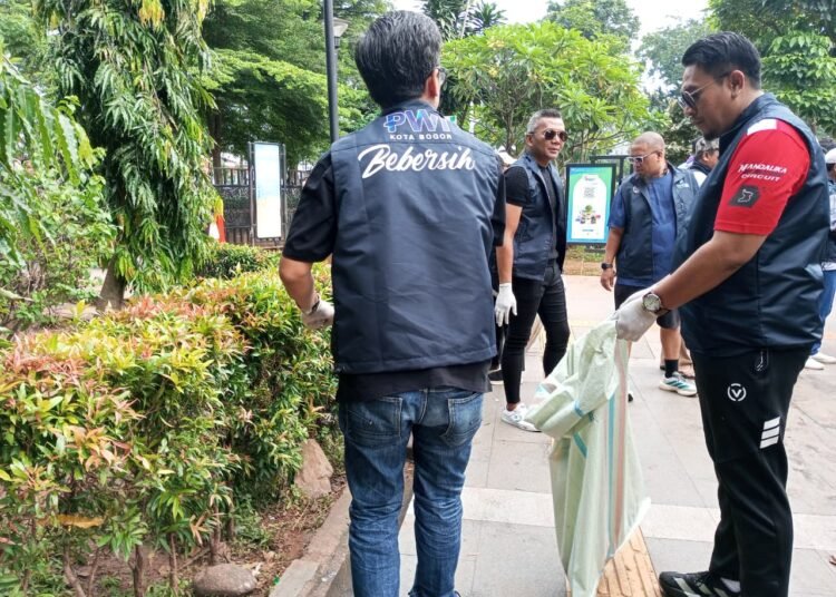 PWI Bersama Pemkot Bogor dan Bank BJB Bebersih Alun-Alun