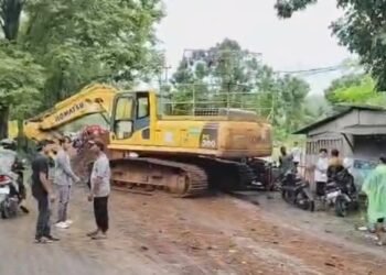 Ekskavator Terlepas dari Truk Trailer di Jonggol, 5 Orang Terluka