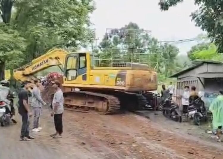 Ekskavator Terlepas dari Truk Trailer di Jonggol, 5 Orang Terluka