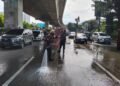 Sejumlah Pemotor Terjatuh, Damkar Kota Bogor Tangani Tumpahan Oli