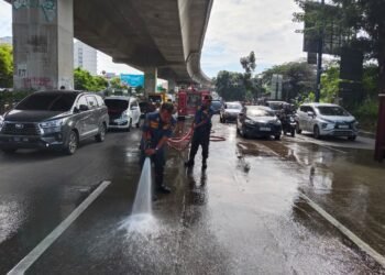 Sejumlah Pemotor Terjatuh, Damkar Kota Bogor Tangani Tumpahan Oli