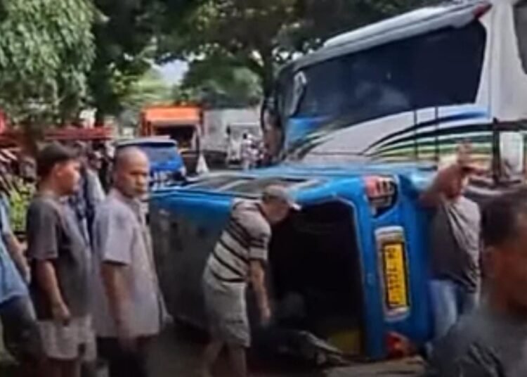 Kecelakaan Beruntun di Jonggol, Pemotor dan Sopir Angkot Terluka