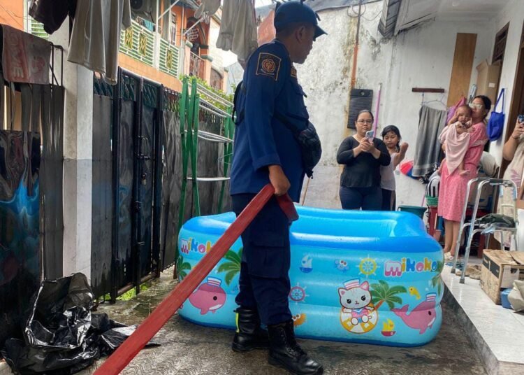 Bocah di Ciomas Nangis Ingin Berenang, Damkar Bogor Turun Tangan