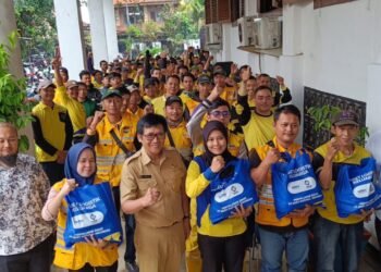 Ratusan Penyapu Jalan di Kota Bogor dapat Sembako Zakat PT Adev Natural Indonesia