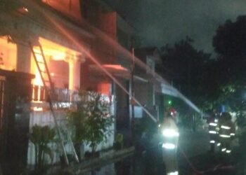 Korsleting Listrik, Rumah Dua Lantai di Gunungputri Terbakar