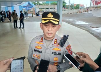 Berbekal Jas Hujan, Supeltas Kembali Diandalkan Urai Kemacetan di Puncak saat Long Weekend