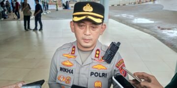 Berbekal Jas Hujan, Supeltas Kembali Diandalkan Urai Kemacetan di Puncak saat Long Weekend