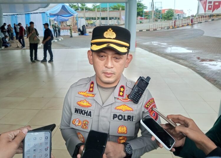 Berbekal Jas Hujan, Supeltas Kembali Diandalkan Urai Kemacetan di Puncak saat Long Weekend