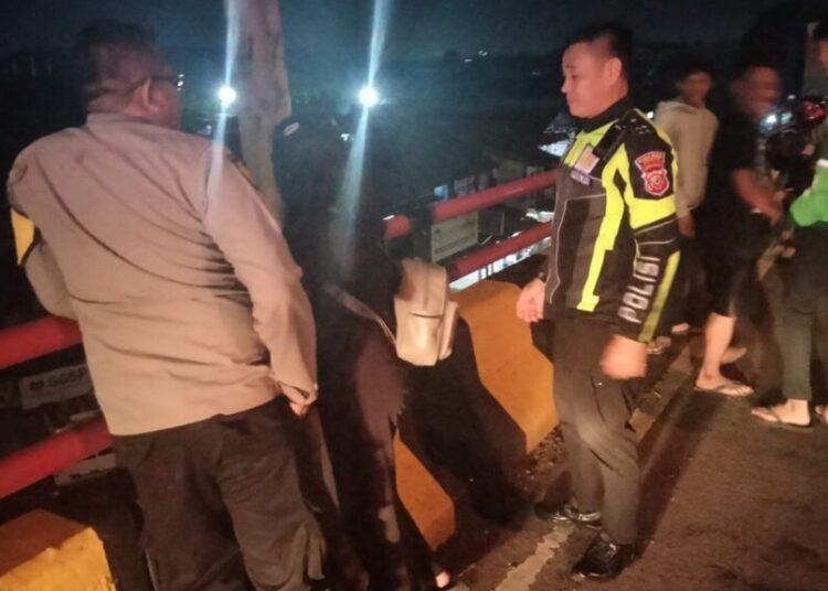 Polisi Selamatkan Wanita yang Hendak Bunuh Diri di Fly Over Cileungsi