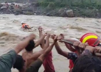 3 Pemuda Terjebak Banjir di Sungai Cipamingkis Jonggol, Evakuasi Berlangsung Dramatis
