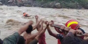3 Pemuda Terjebak Banjir di Sungai Cipamingkis Jonggol, Evakuasi Berlangsung Dramatis