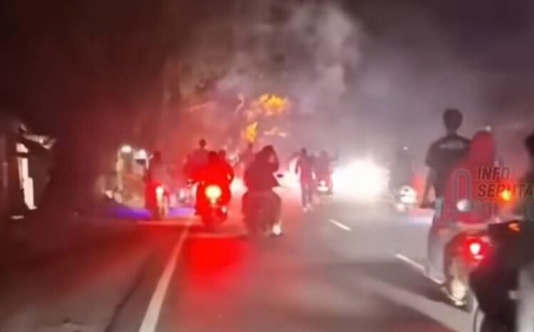 Kelompok Remaja di Jonggol Perang Kembang Api, 2 Orang Terluka