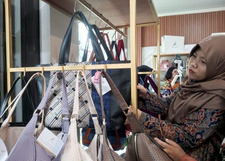 Mithlabs Gallery Resmi Dibuka, Para Penjahit Wanita Lansia Asli Bogor Diberdayakan