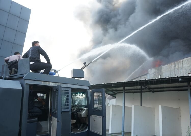 Kebakaran Toko Serbaguna di Cianjur, Damkar hingga Water Cannon Dikerahkan