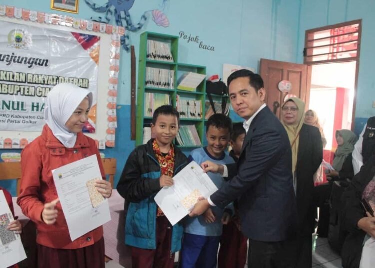 Anggota DPRD Cianjur Lukmanul Hakim Kawal Penyaluran Beasiswa PIP untuk Siswa