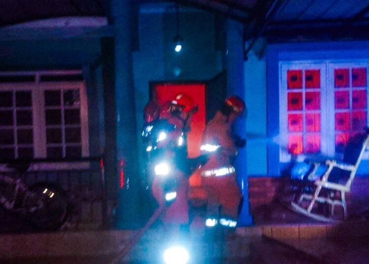 Korsleting Listrik, Rumah 2 Lantai di Gunungputri Terbakar