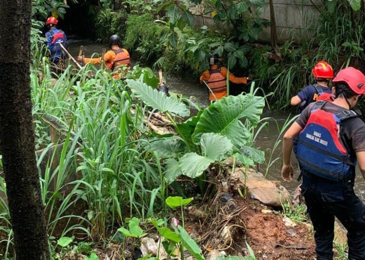 Kakak Beradik Terpeleset di Kali Cibinong, Satu Masih dalam Pencarian