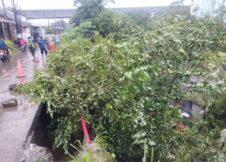 Bahu Jalan Raya Cilebut Longsor, Rumah Kosong Tertimbun