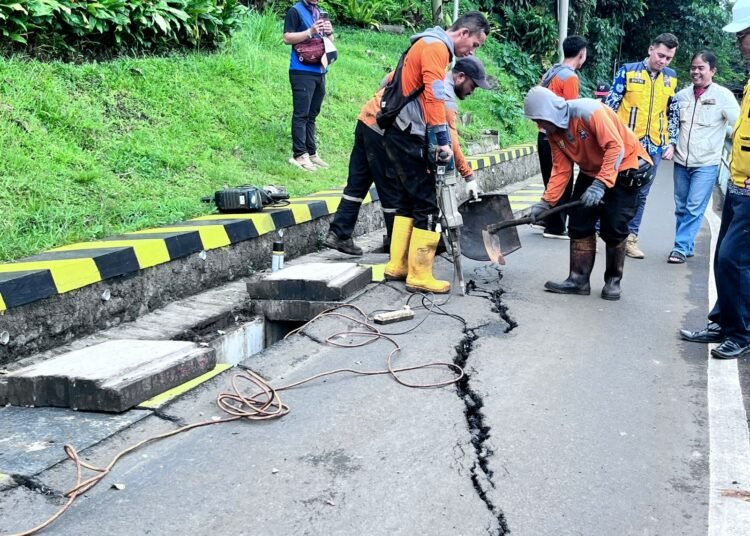 Pemkot Bogor Tutup Sementara Jalur Motor di Batutulis Akibat Retak