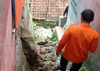 Hujan Deras Picu Tanah Longsor di Permukiman Warga Pasir Jaya