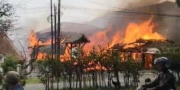 Kebakaran Hebat Hanguskan Rumah Makan Parantina di Kota Sukabumi
