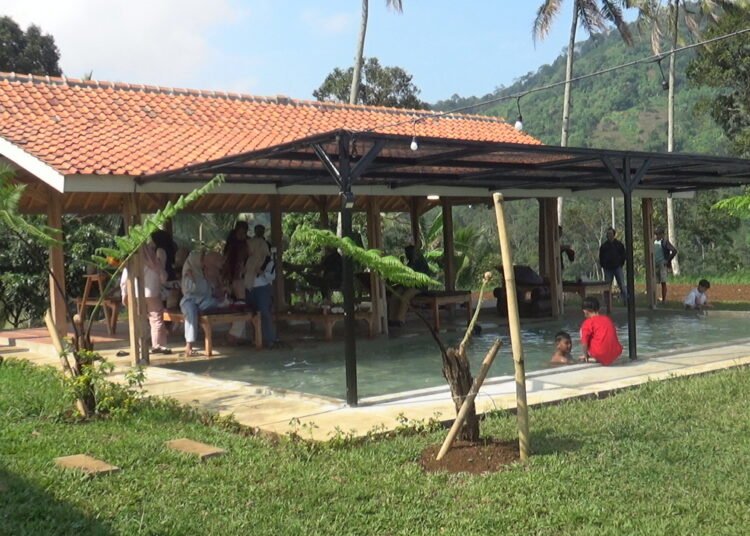 Wisata Kuliner Saung Manangel Cianjur, Nasi Liwet dan Durian