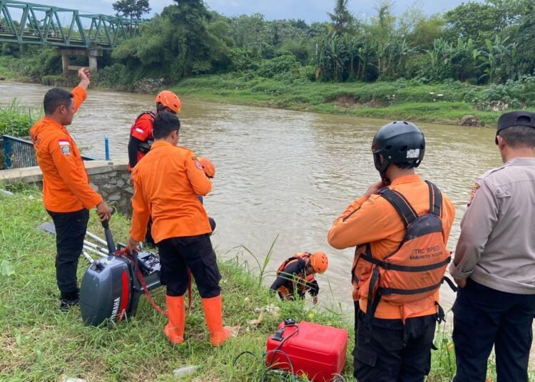 Terpeleset, Pekerja Jembatan Leuwiranji Rumpin Jatuh ke Sungai