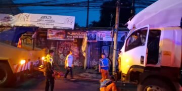 Sopir Ngantuk, Truk Tabrak Toko Sparepart Motor di Cibinong