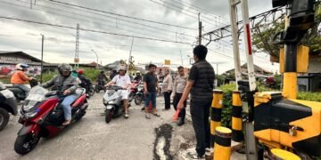 Relawan Palang Pintu Kereta Terserempet KRL di Kebon Pedes