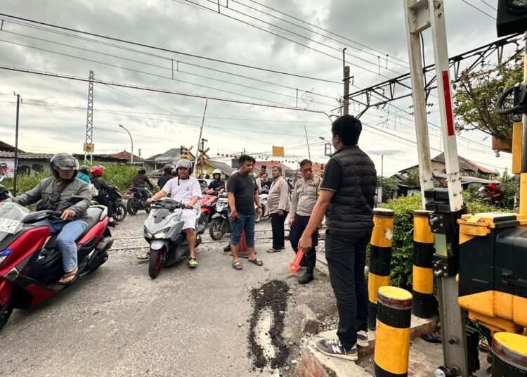 Relawan Palang Pintu Kereta Terserempet KRL di Kebon Pedes