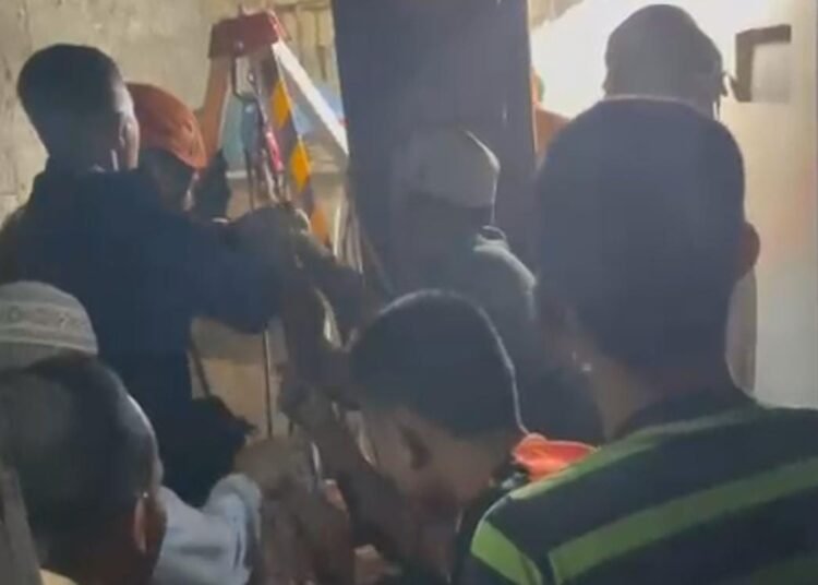 Damkar Evakuasi Lansia 83 Tahun yang Tercebur Sumur di Sukaraja